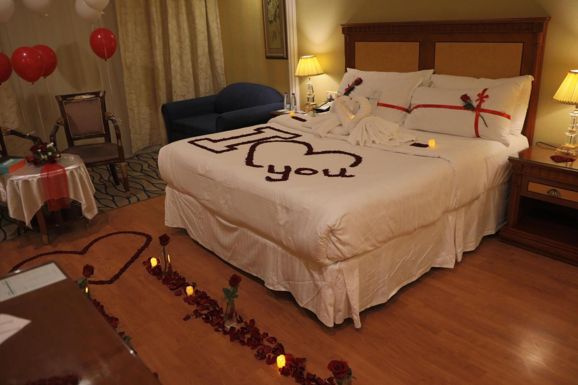 Le Meridien Medyna Zewnętrze zdjęcie A bedroom decorated for Valentine's Day